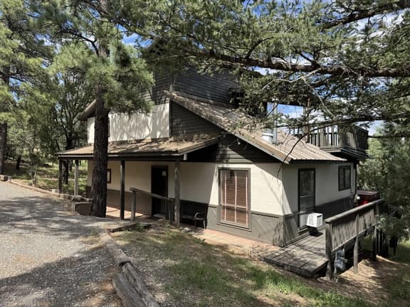 Pinecone Lodge - Image 1